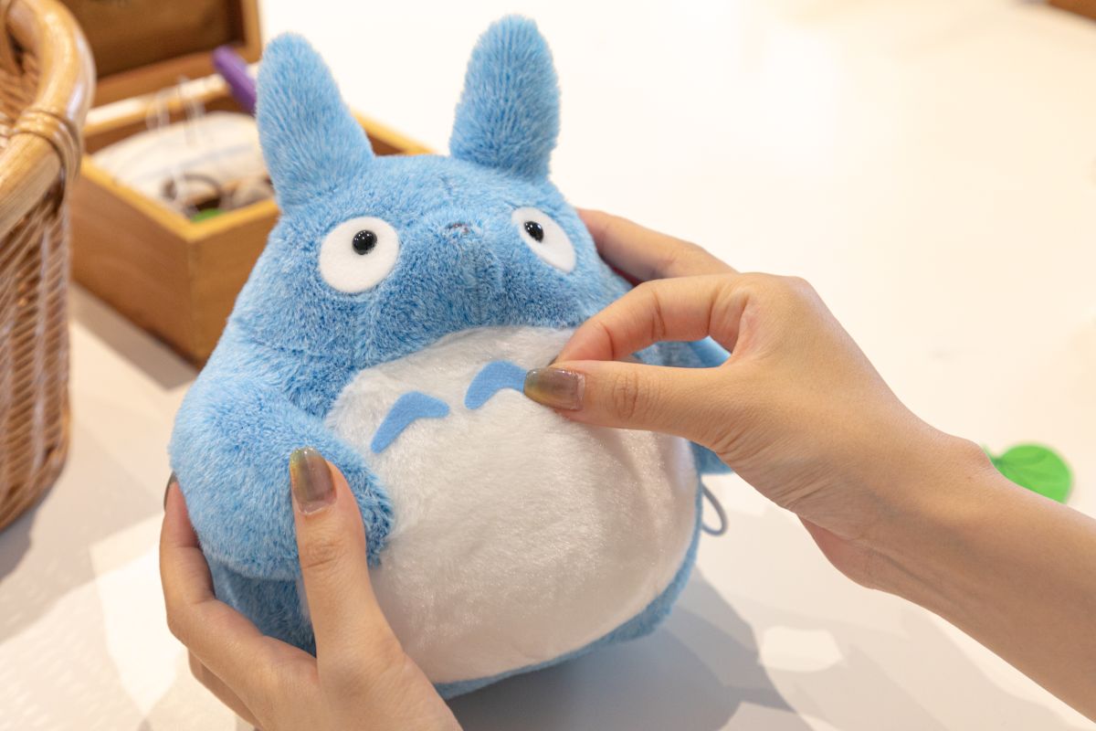 「伊豆テディベア・ミュージアム」トトロぬいぐるみ制作中