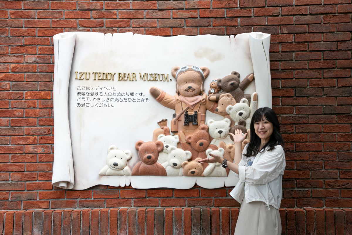 「伊豆テディベア・ミュージアム」入り口横の壁面には、テディベア達がお出迎え！