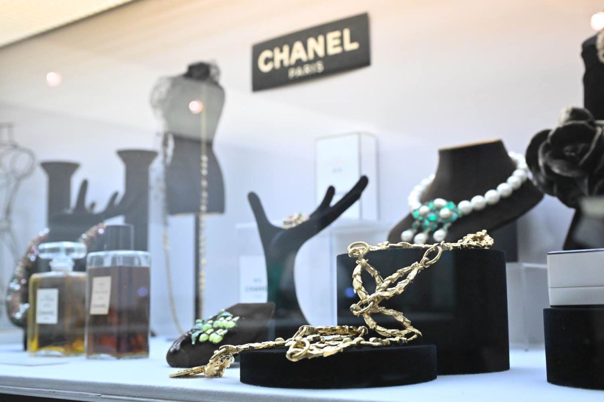 シャネルのファッションショーで使用されたコスチュームジュエリー