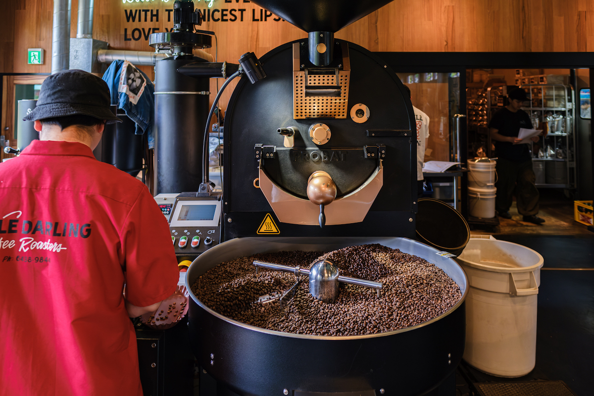 ヘッドバリスタの赤川さんが新鮮な豆を重厚な焙煎機でじっくりローストする姿