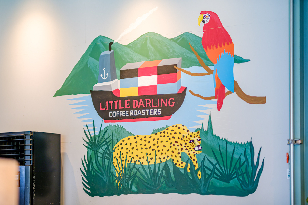 インテリアのアクセントになっている壁のカラフルなアート