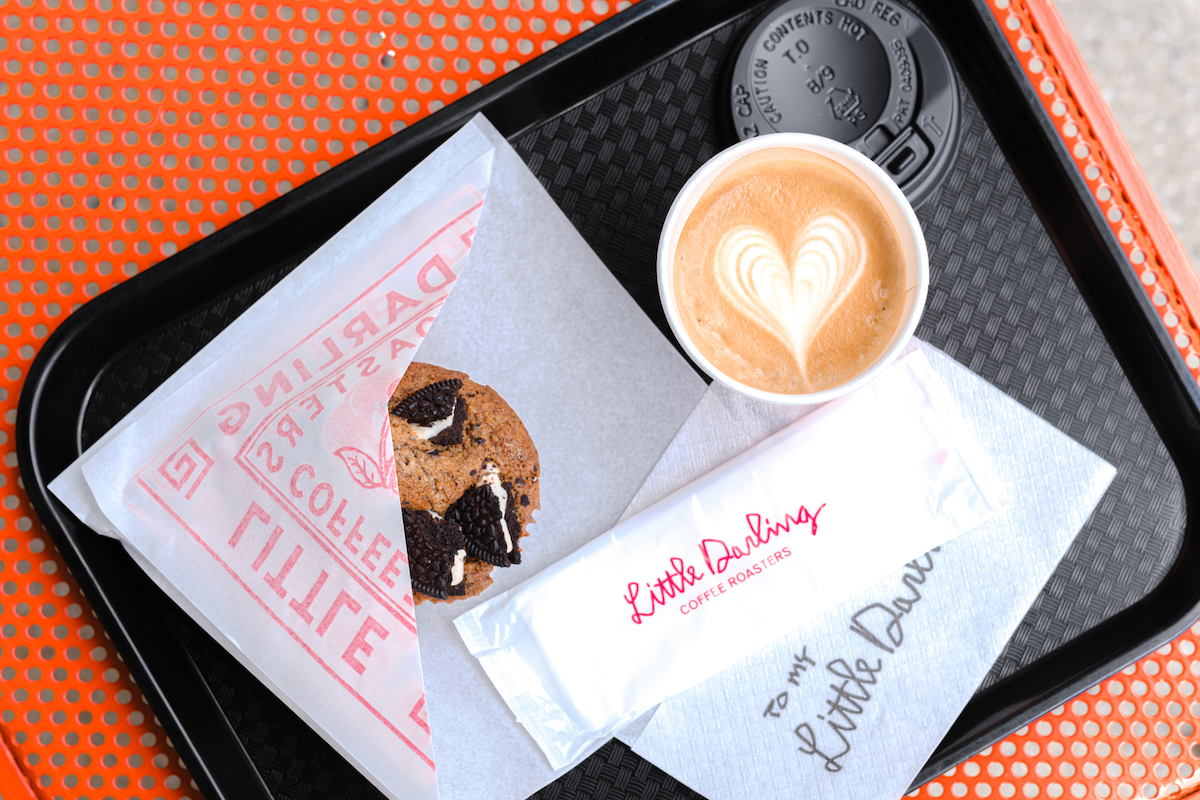 写真左から「クッキー＆クリームマフィン」320円、「HOTラテ」600円