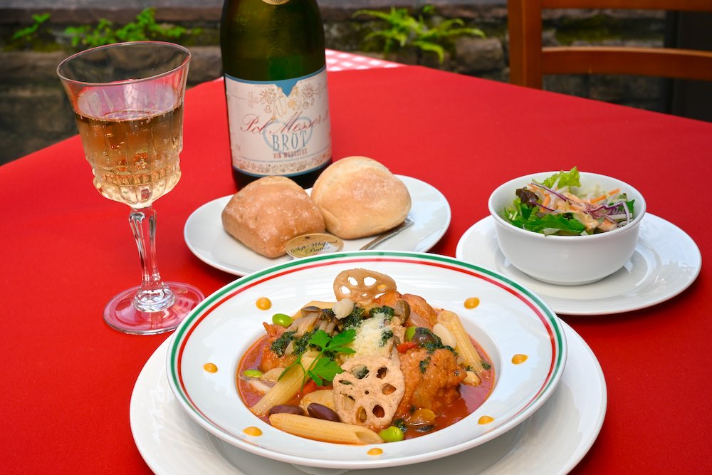 「チキンカチャトーラ」サラダ・パン付き1400円、ドリンクバー付きは1700円