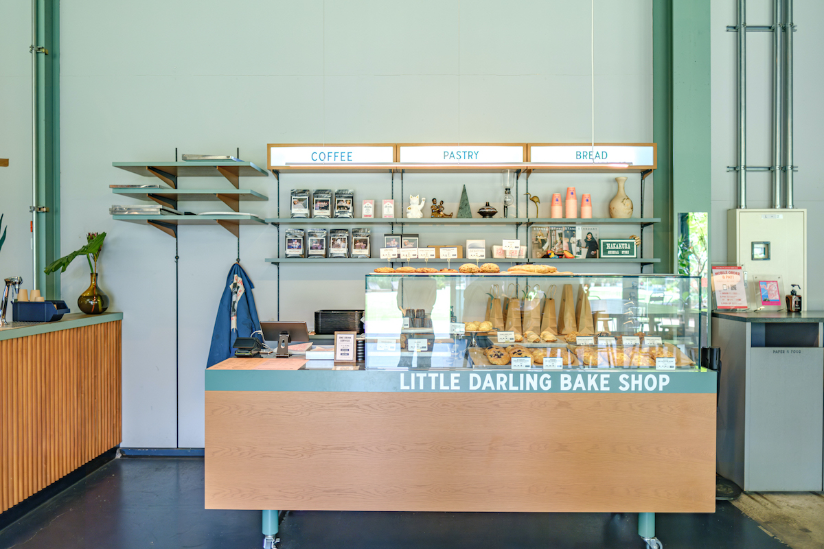 店内に設置したベイクコーナー。ガラスケースに並ぶ焼きたてのスイーツ。