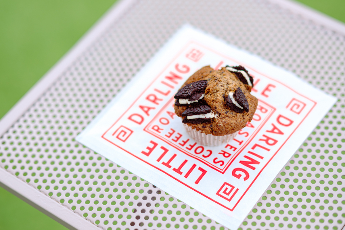 さっくりした食感がコーヒーとのペアリングにぴったりな「クッキー＆クリームマフィン」