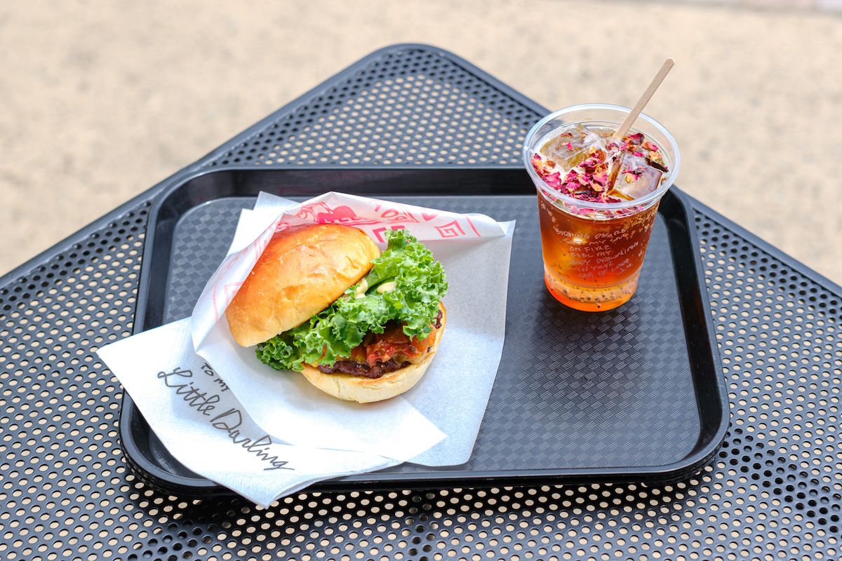 「クラシックチーズバーガー」1650円と「コーヒーソーダ フラワー」700円