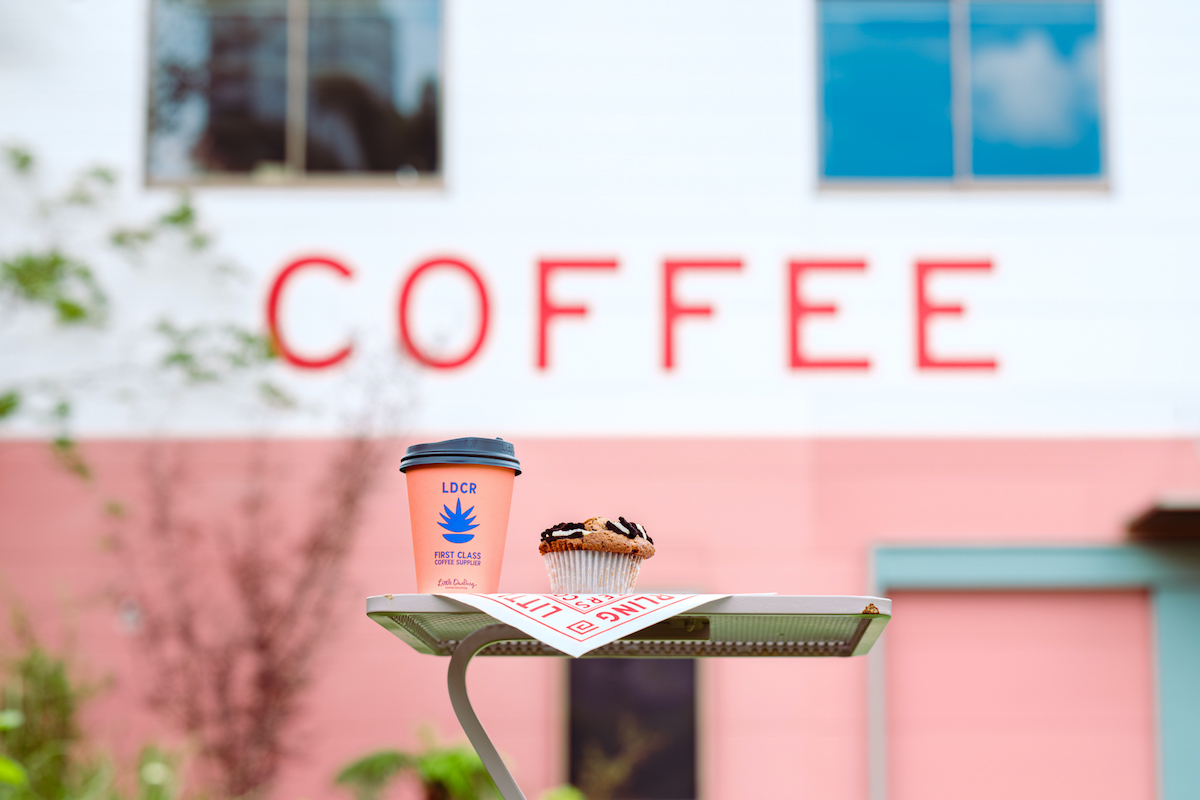 ウッドベンチの前にあるサイドテーブルと一緒に壁撮影。空が広くて開放感満載