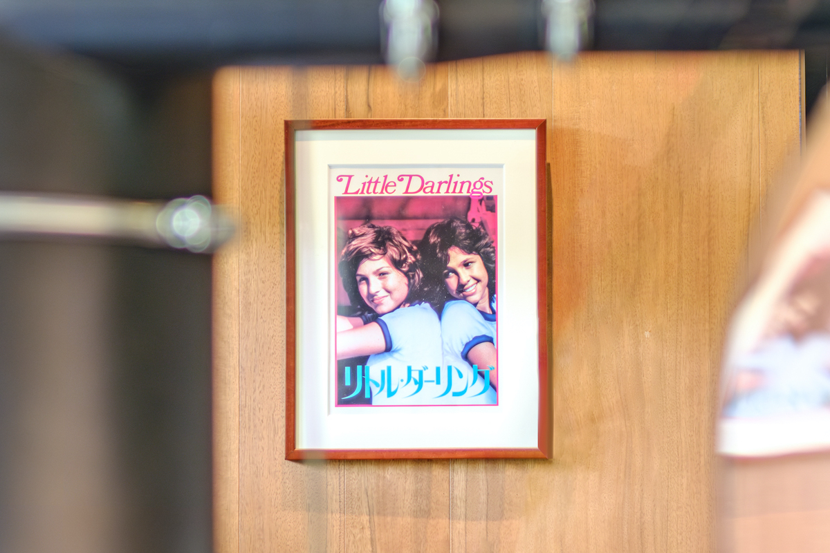 お店の名前を決めた時に参考にした1980年代のアメリカ映画「リトルダーリング」が店内の額に