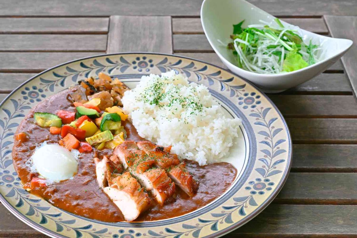 「ロケ地大人カレー」サラダ付き1400円
