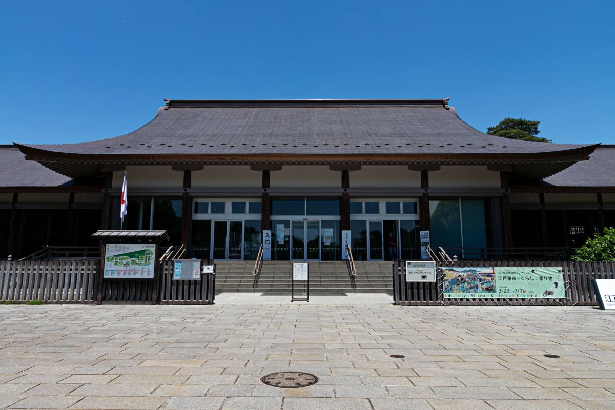 入り口となる「ビジターセンター」は、紀元2600年記念式典のために建設された式殿を改修