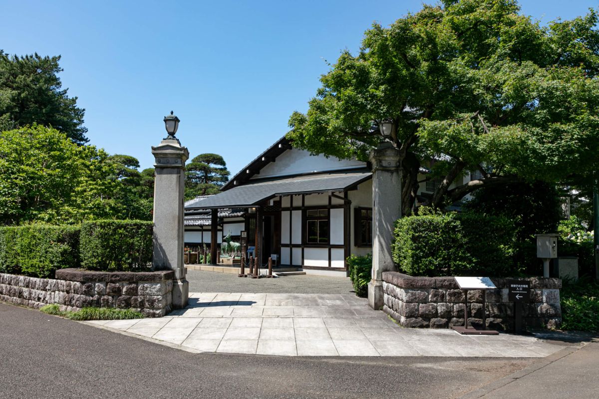 「三井八郎右衞門邸」。主家は昭和27年（1952）、土蔵は明治7年（1874）築