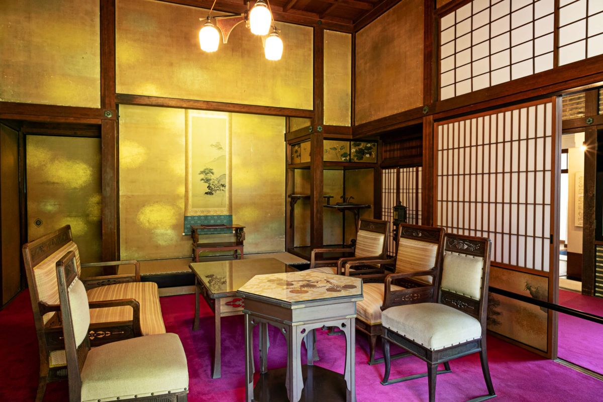 食堂の隣にある客間