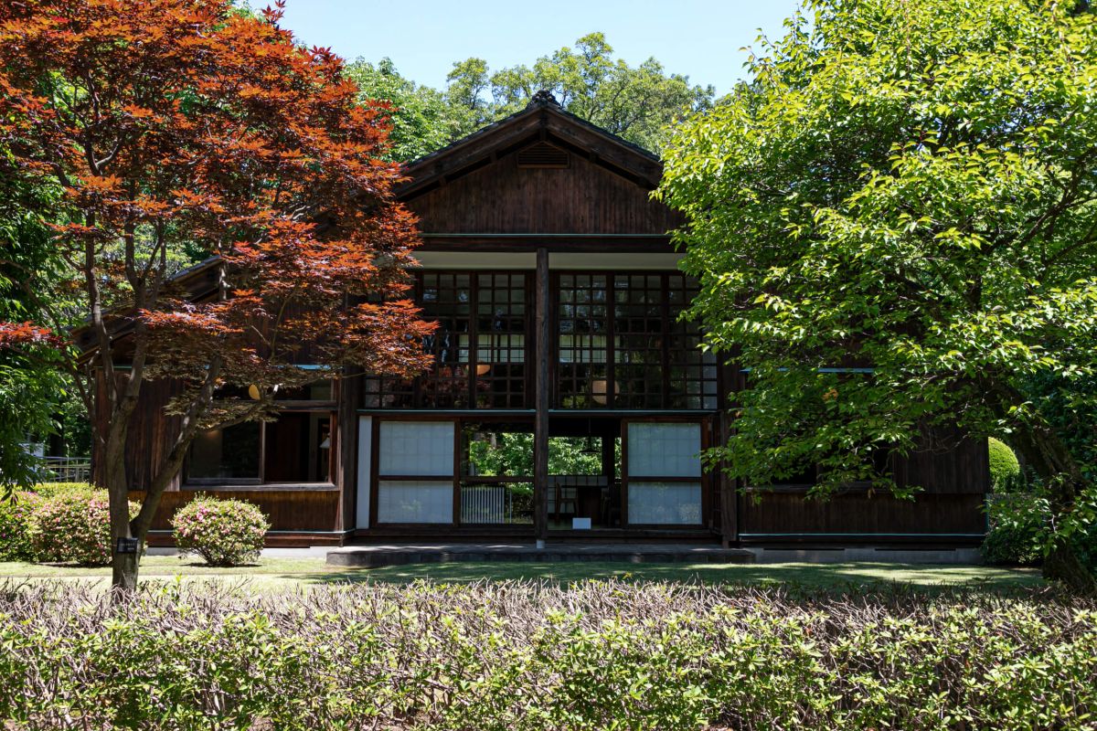 山の手通りから眺める「前川國男邸（まえかわくにおてい）」。玄関は裏側にある