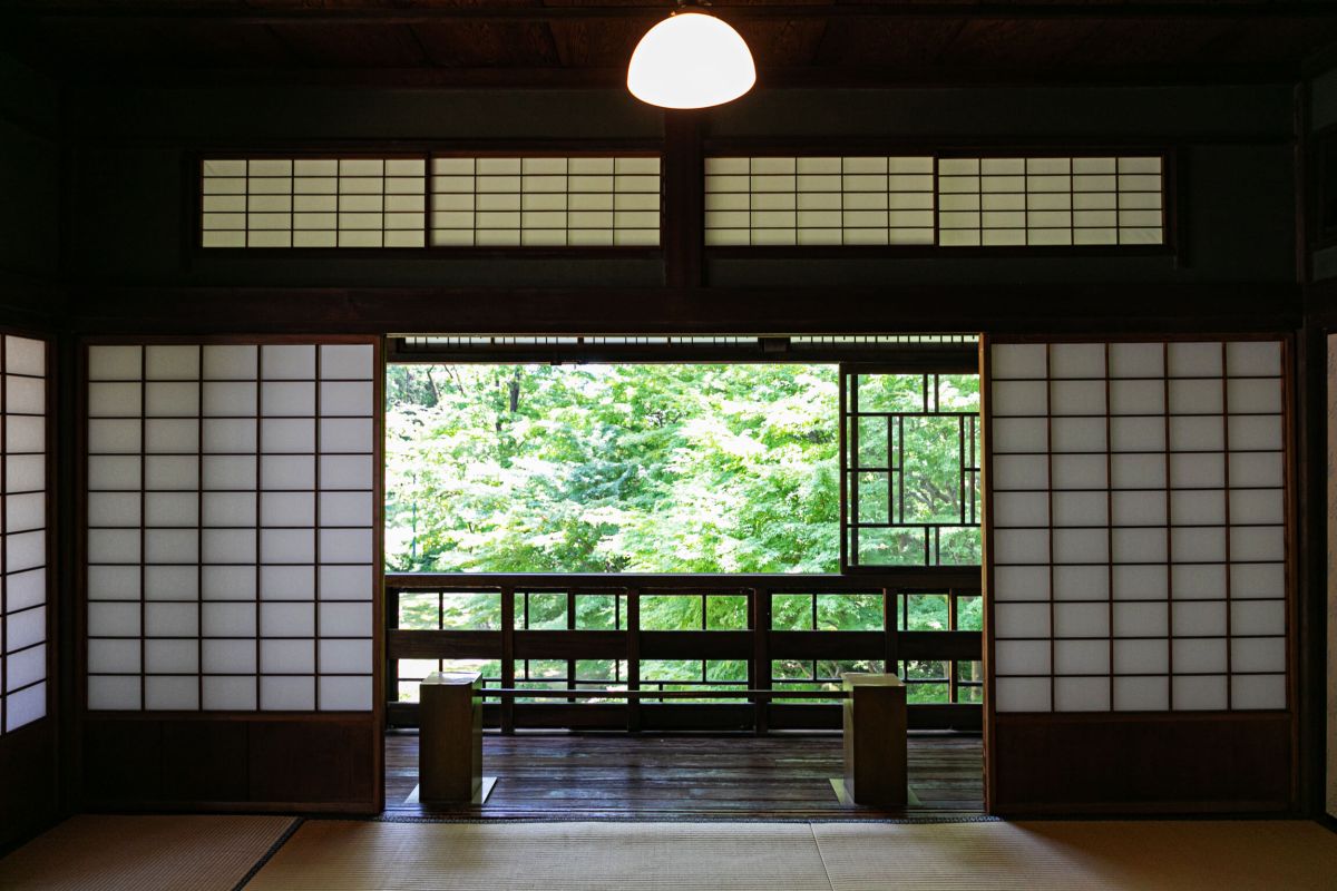 新緑の春、紅葉の秋と四季折々の景色が楽しめる