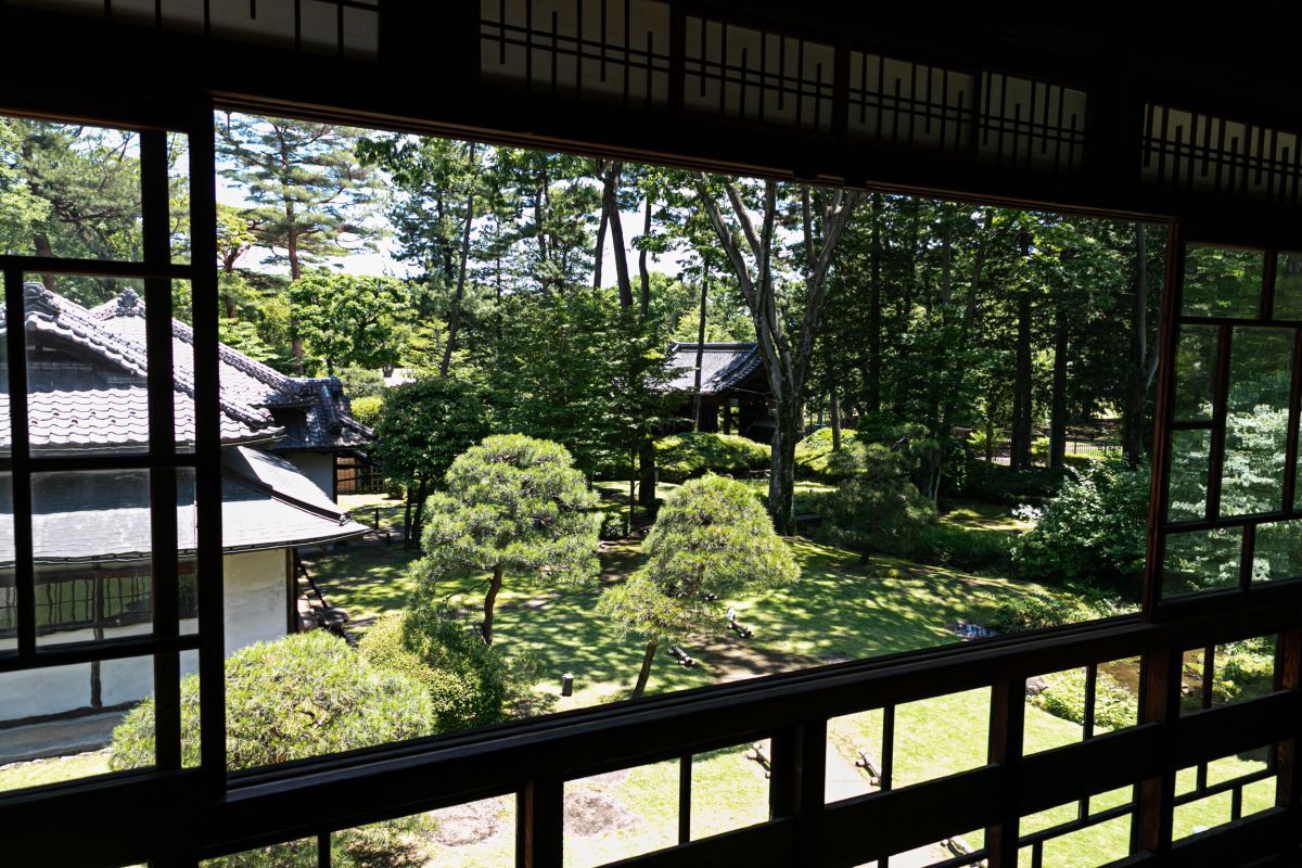 赤坂にあった邸宅前の庭園を再現。組井筒や石灯籠などを配したぜいたくな造り