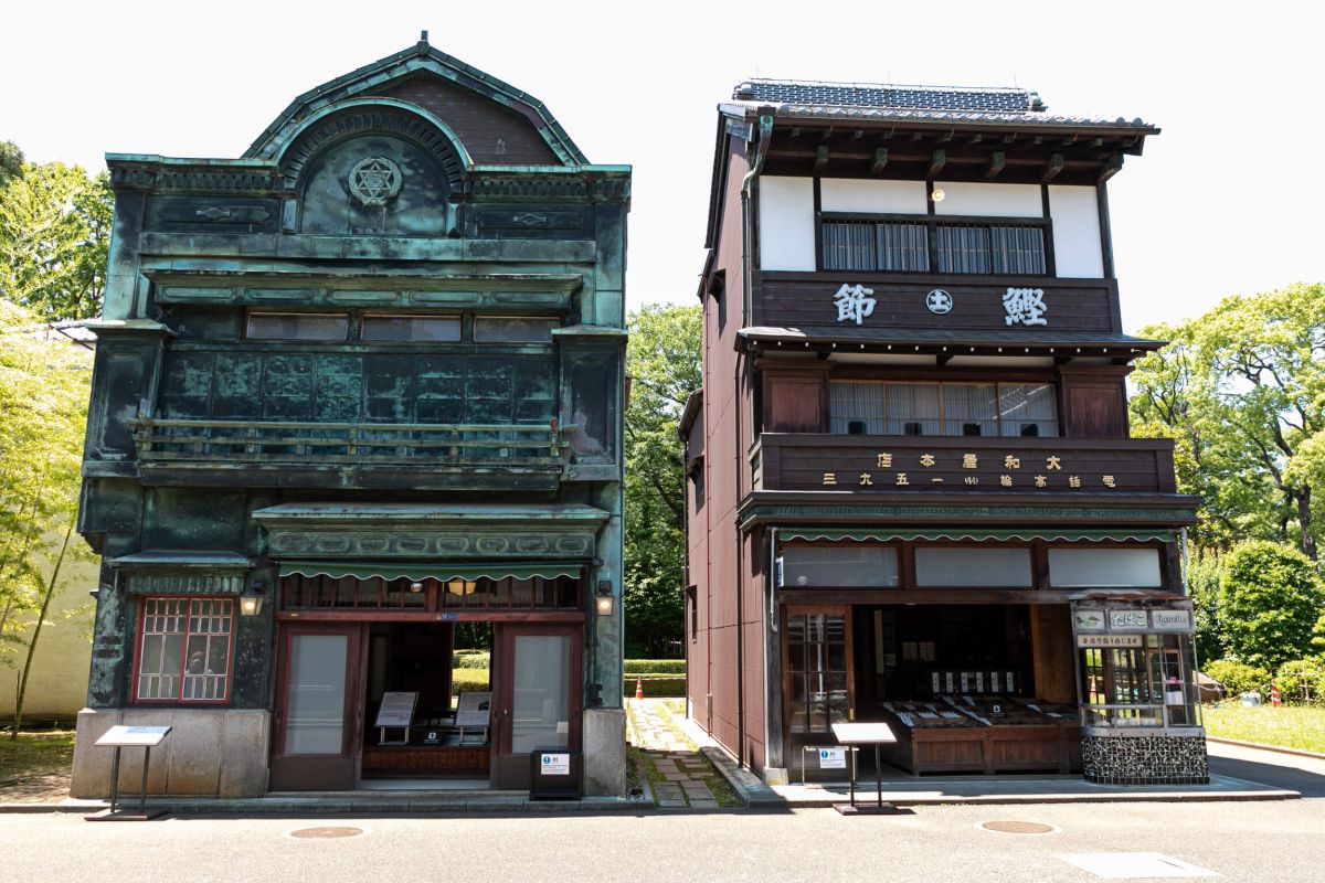 （写真左）時計や貴金属を扱っていた「植村邸」、（写真右）「大和屋本店（乾物屋）」