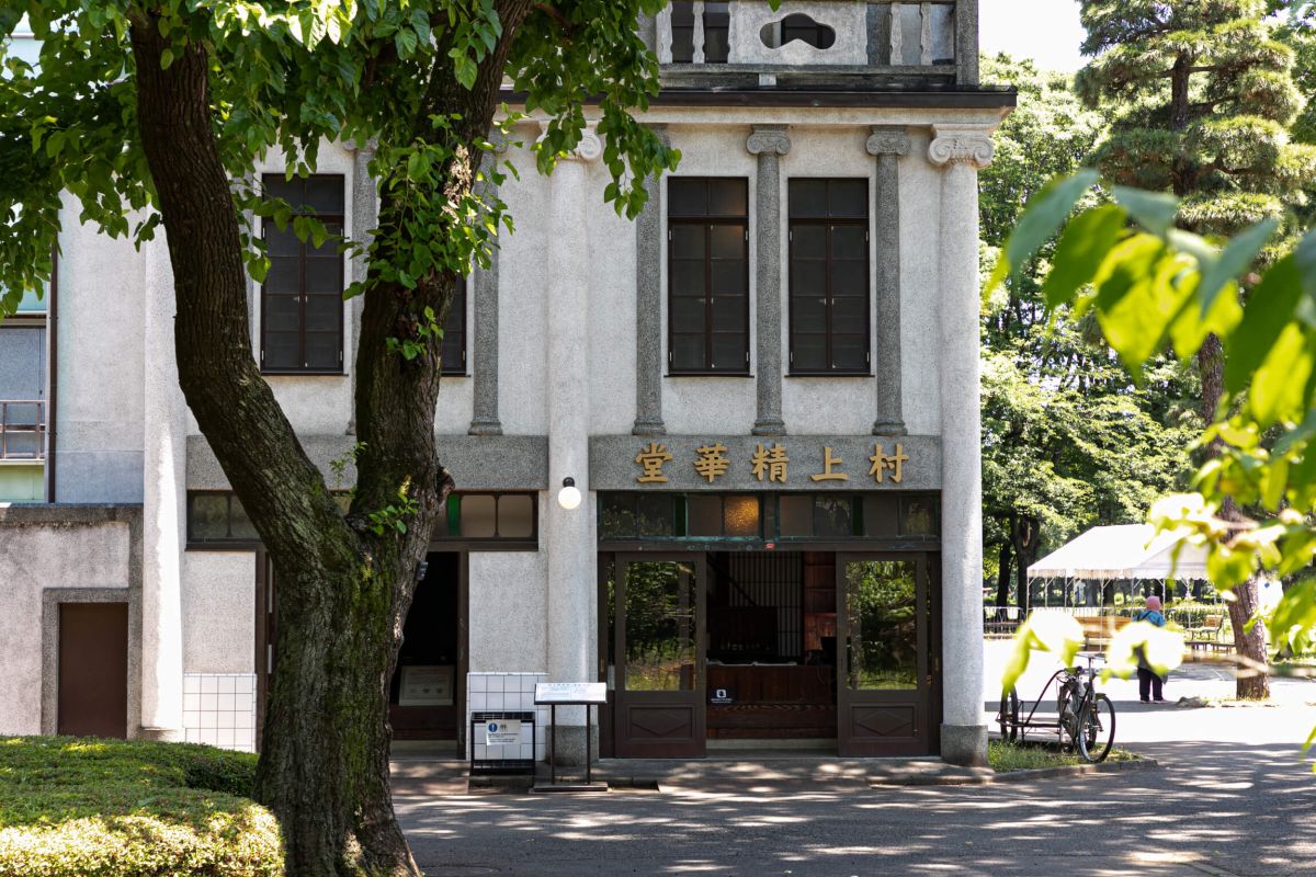 昭和3年（1928）建築の「村上精華堂（化粧品屋）」