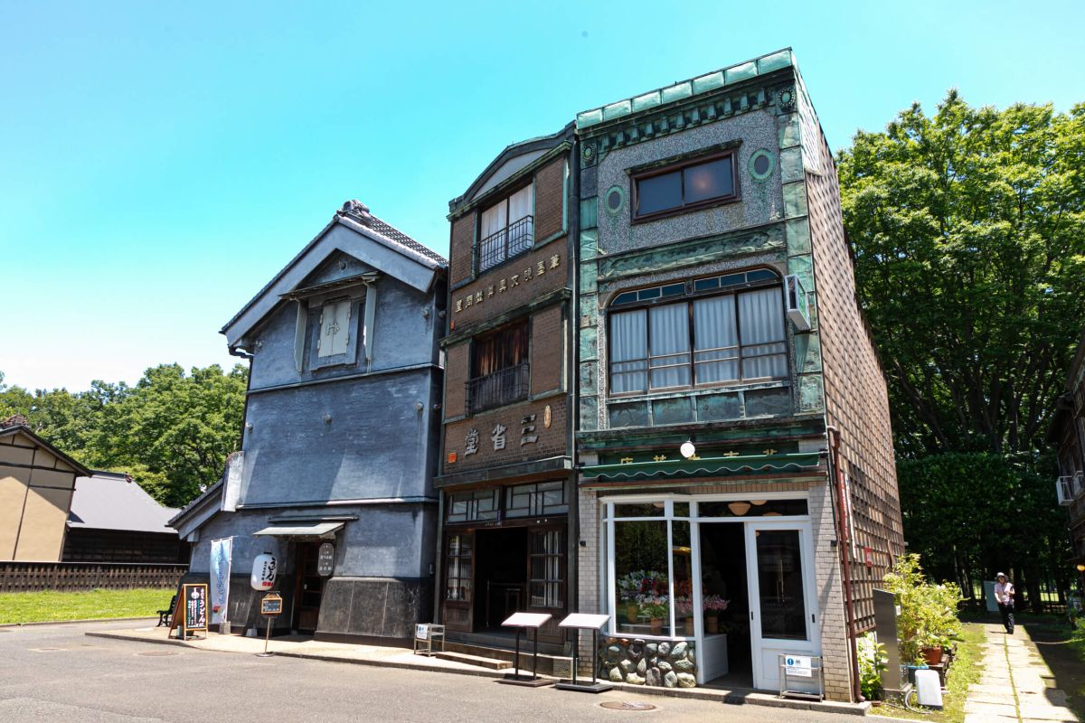 写真右）「花市生花店」、（写真中）「武居三省堂（文具店）」、左の建物は店蔵型休憩棟で、1階に休憩所、2階には食事処がある