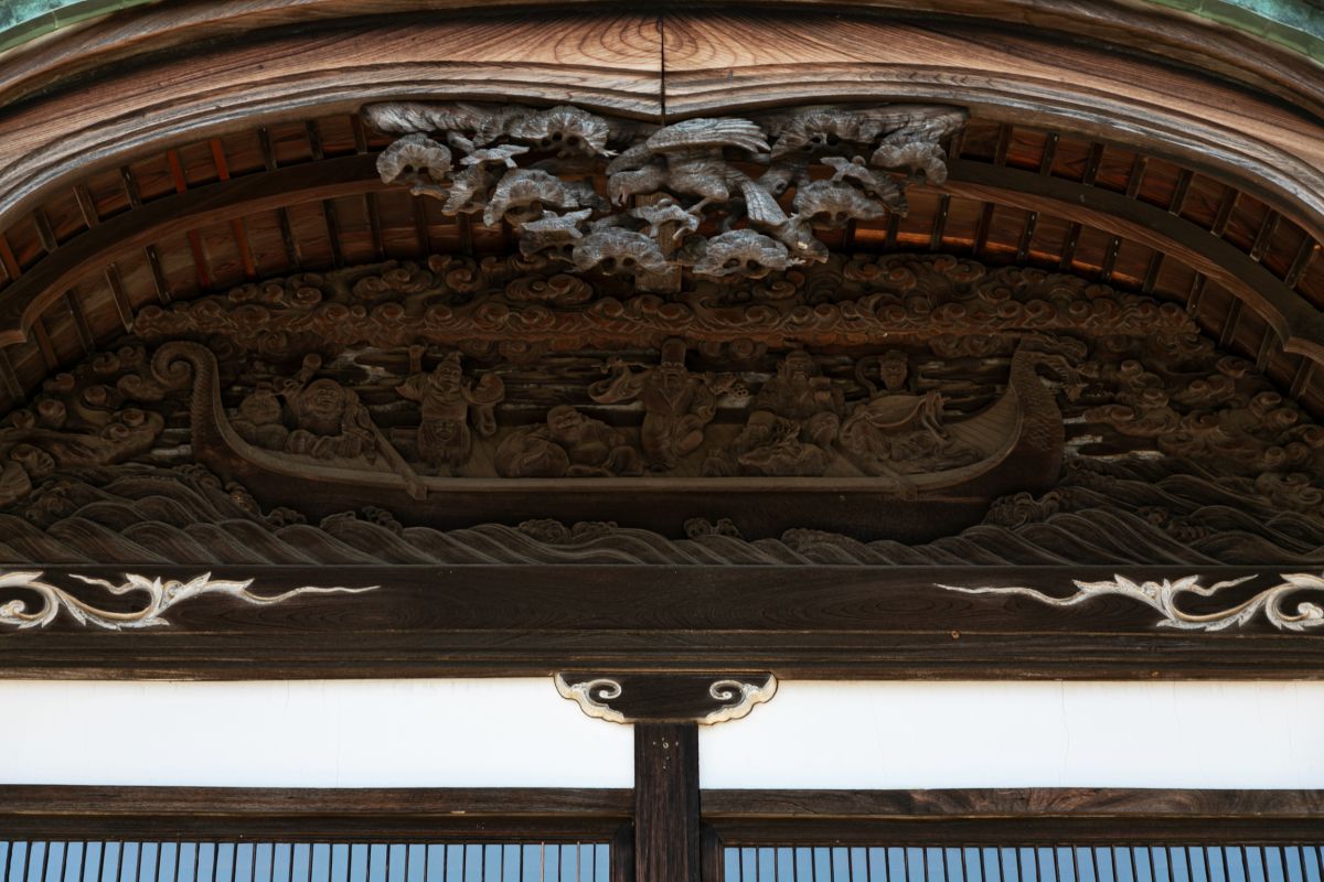 七福神の彫刻の手前にあるのは、松・鷹・雀の「兎毛通し（うのけどおし）」とよばれる装飾