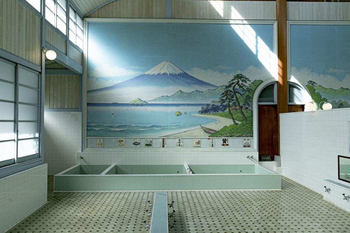 高い窓を設けることで、自然光が差し込む造りに