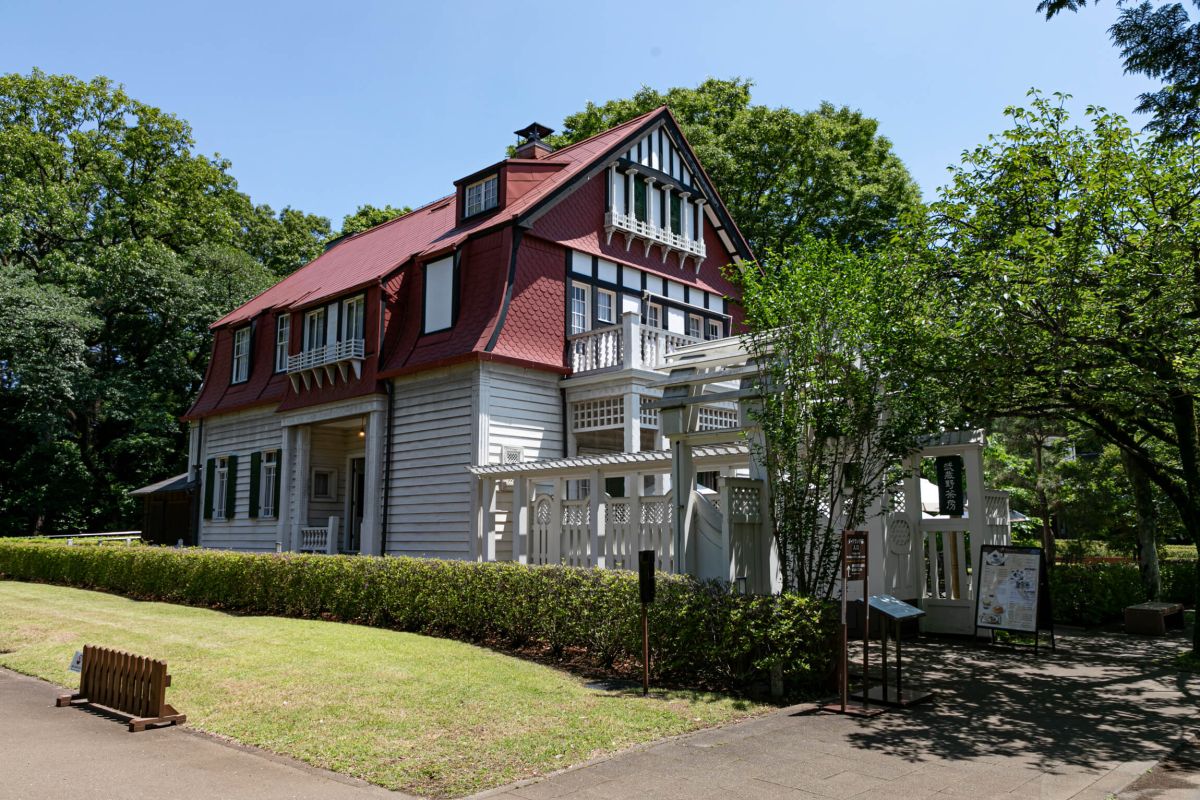 スレート葺き（粘板岩を薄板に加工したもの）にマンサード屋根（腰折れ屋根）、板材を重なるように張り合わせた下見板張りの外壁が特徴