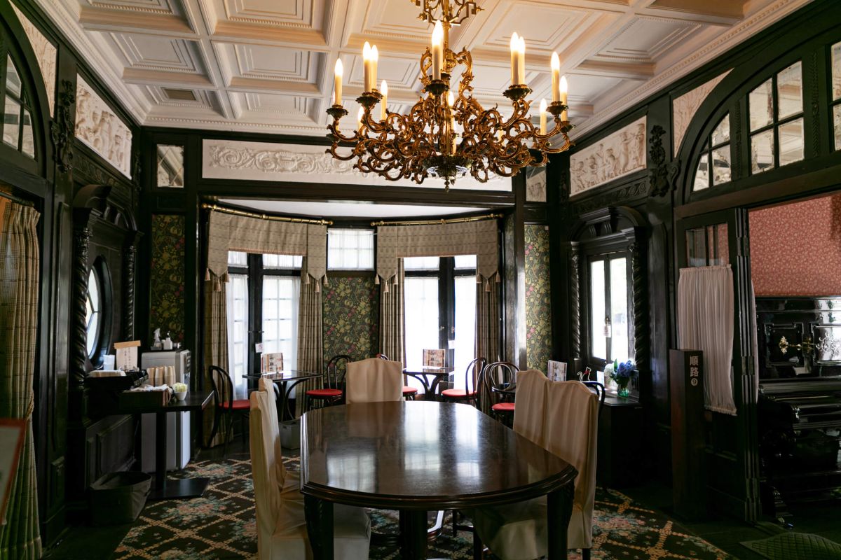 中央に大テーブルを置く、食堂