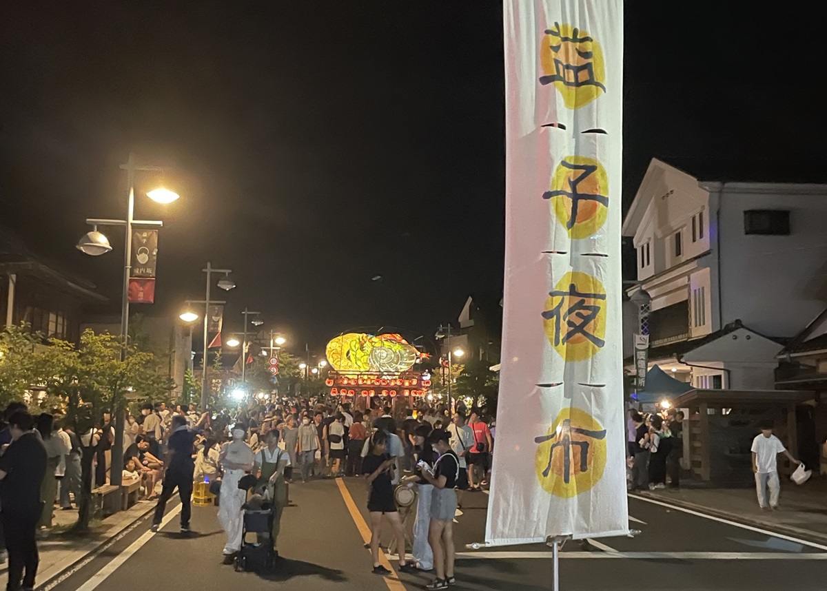 城内坂に露天が並ぶ益子夜市には「道の駅ましこ」も参加。2024年8月10日18時～21時30分開催