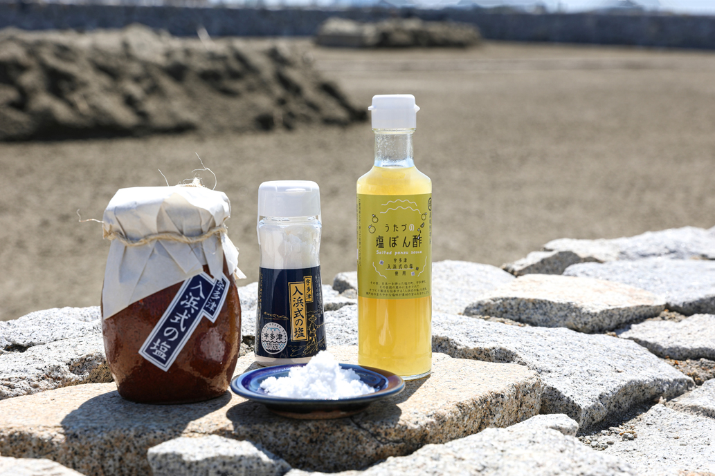 左から／「うたづの塩とたこつぼ」、「宇多津 入浜式の塩」ボトル、「うたづの塩ぽん酢」