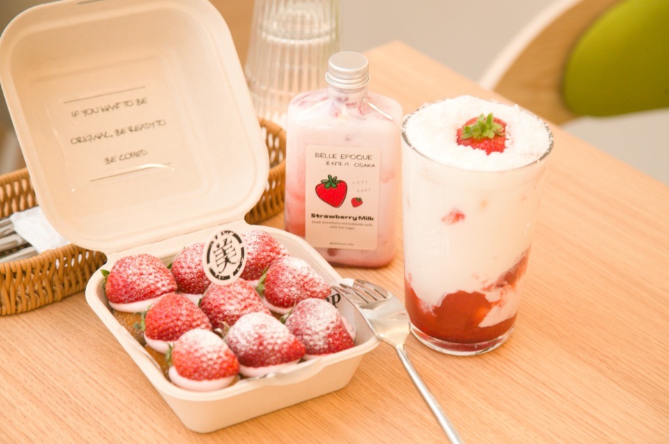 左から「ドーナツ いちご」1480円※提供は12時～、「ボトルドリンク（いちごミルク）」750円、「いちごミルク」850円（すべて11～5月ごろ提供）