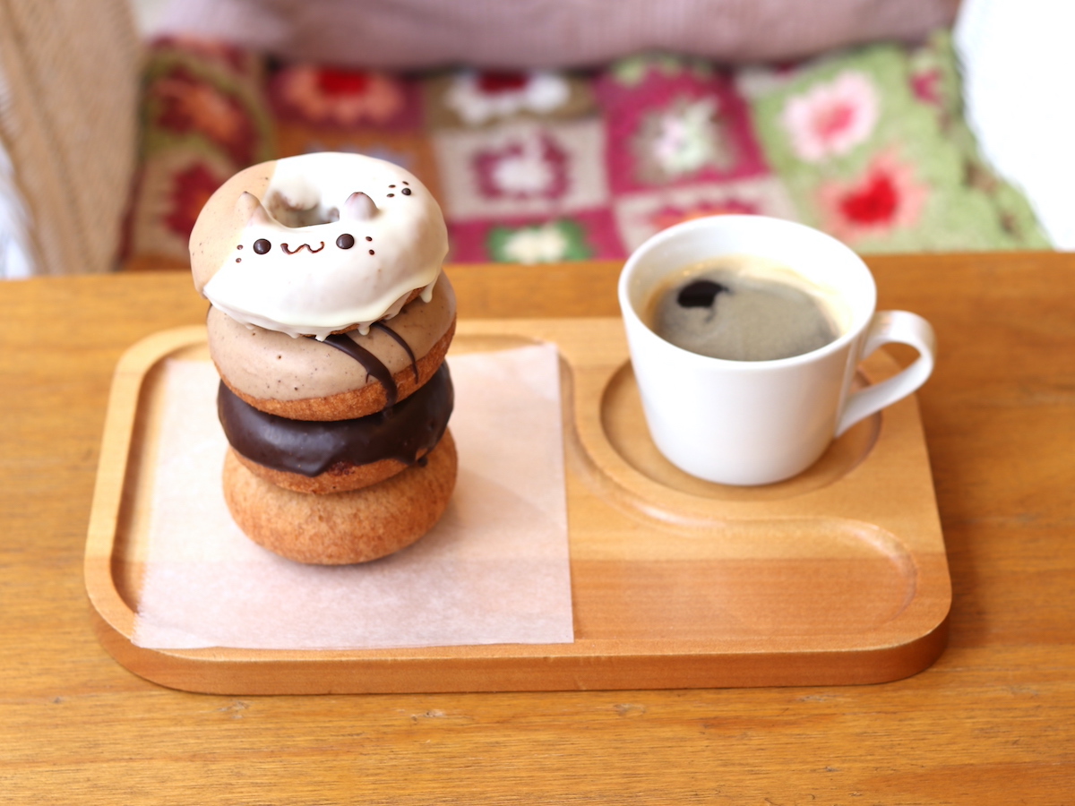 左 上から「どうぶつドーナツ」250円、「カフェオーレ」180円、「チョコレート」170円、「ネイチャー」150円、右「オーガニックコーヒー」250円