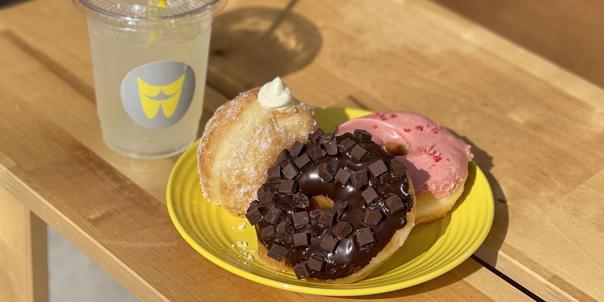 手前から時計回りに「ダブルチョコレートドーナツ」380円、「ミルクホイップドーナツ」450円、「ベリーベリードーナツ」350円