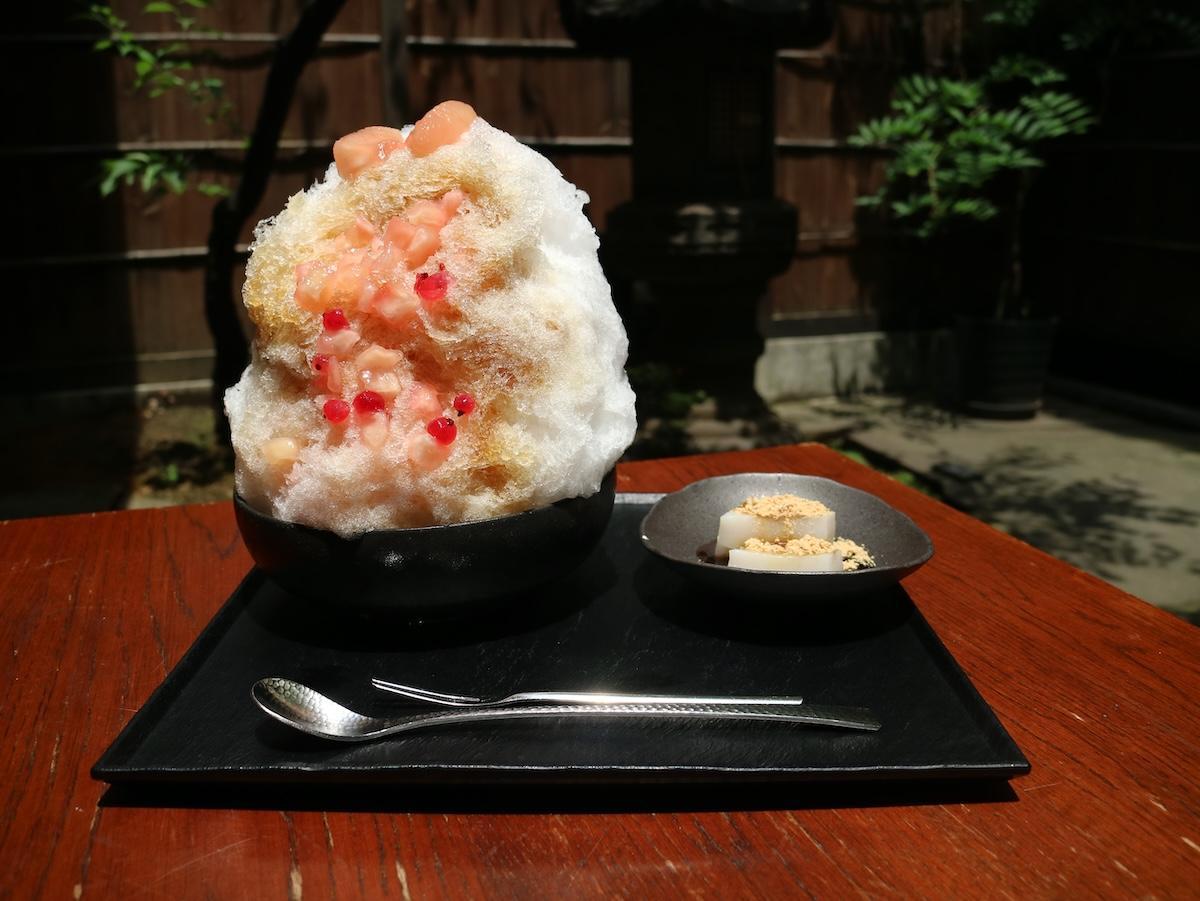 「くず餅乳酸菌&reg;入りかき氷」桃とほうじ茶 1300円