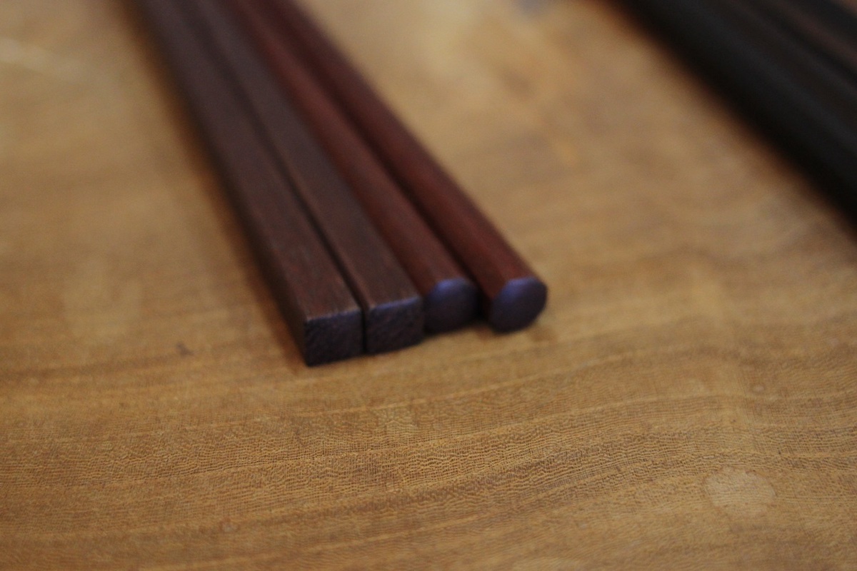 写真左は四角形、写真右は八角形