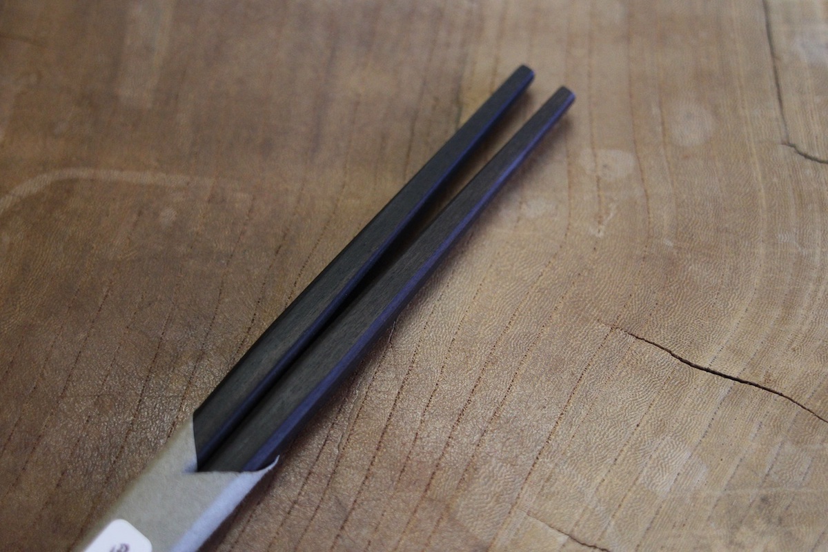 流線型は箸の上部三分の一のところから頭にかけて細く仕上げた形状。箸の上の方を持つ方におすすめ