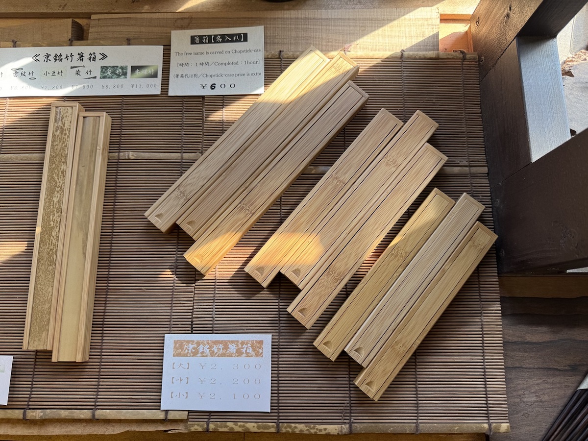 名入れサービス1100円〜や、1年待ちだが箸入れ2100円〜を作ってもらうこともできる