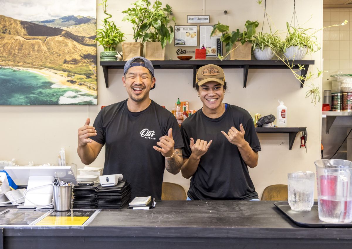 オーナーのオリさん（左）とスタッフのアナさん（右）