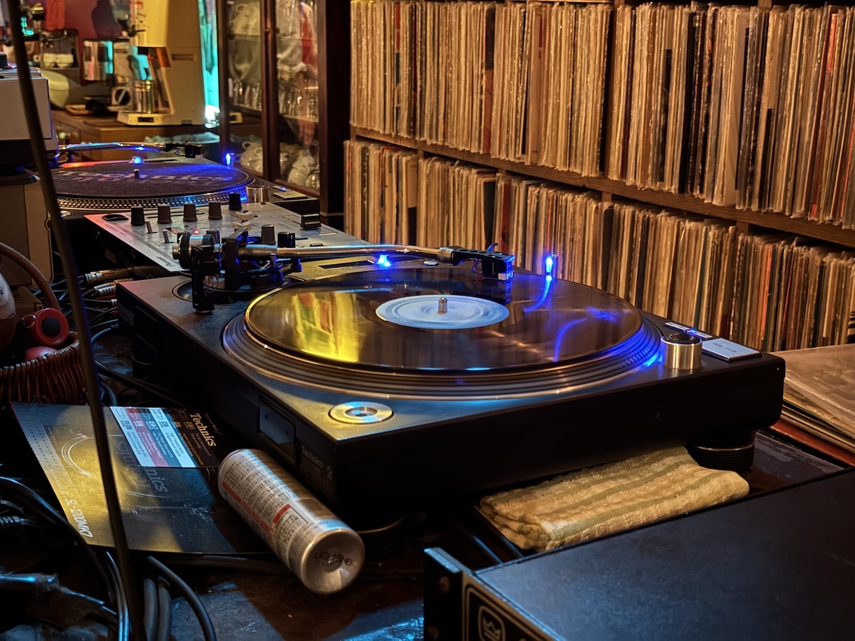店内には2台のレコードプレーヤーが並ぶ