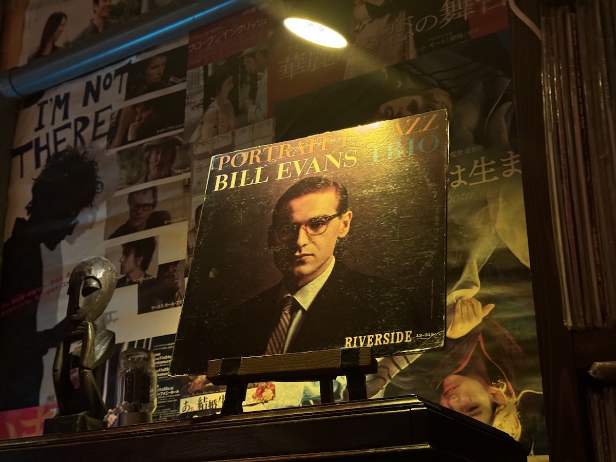 レジの後ろには、流れているレコードのジャケットが