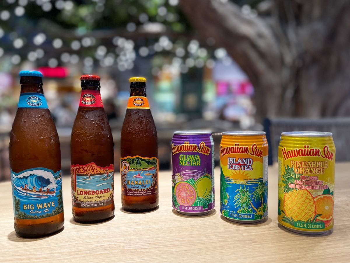 （左から）「ビッグウェーブゴールデンエール」、「ロングボートアイランドラガー」、「ハナレイアイランドIPA（コナビール）」各900円、「グァバネクター（ハワイアンサン）」、「アイランドアイスティー」、「パインオレンジネクター」各400円