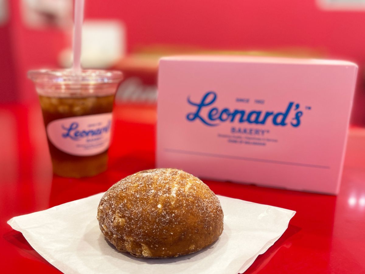 （手前から）「マラサダ（シュガー）」190円、「ハワイアンオレンジアイスティー」280円