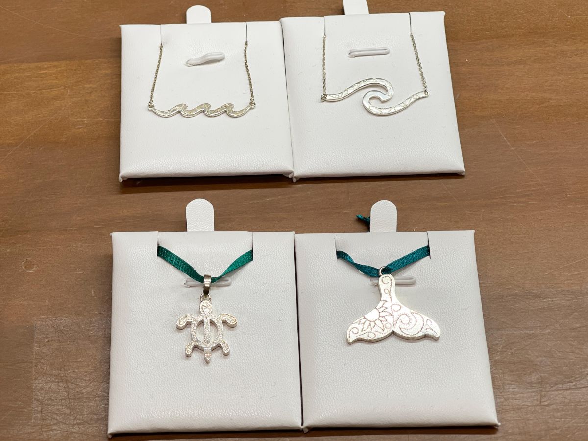 （左上から時計まわり）「リップルネックレス」8800円、「ロウラーネックレス」7700円、「テイルペンダント」8800円、「ホヌカヴィカペンダント」8800円