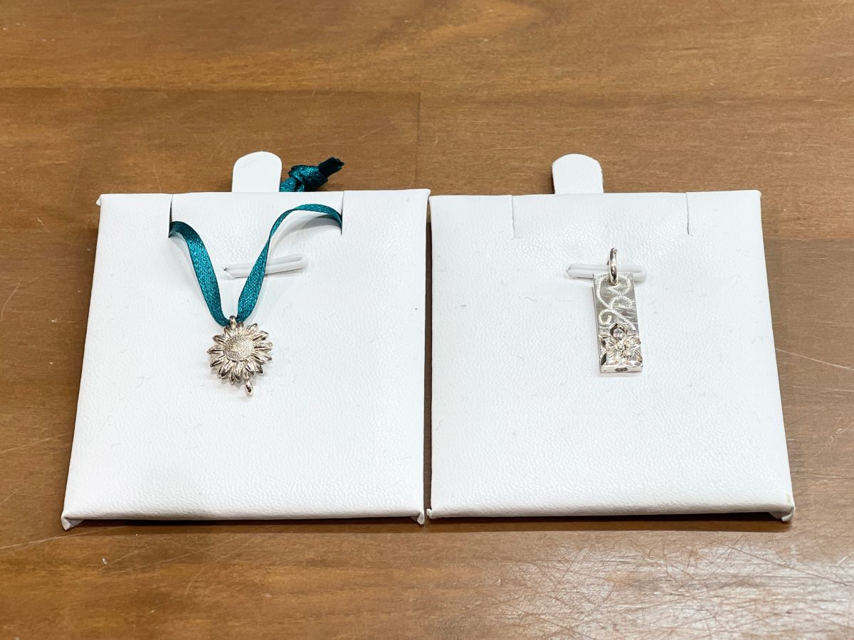 （左から）「ナナラペンダント」5500円、「ププレイプレートペンダント」7700円