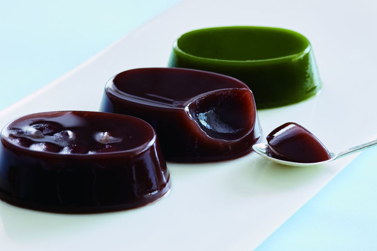 ・京菓匠 鶴屋吉信 期間限定 本蕨 9 個入 / 3,024 円　>販売期間 8 月下旬まで