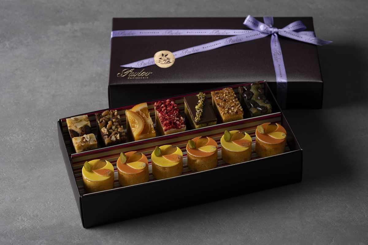 ・パティスリー パブロフ 期間限定 サマーセレクション 13 個入 / 3,456 円　>販売期間：6月1日（土）〜8月末頃