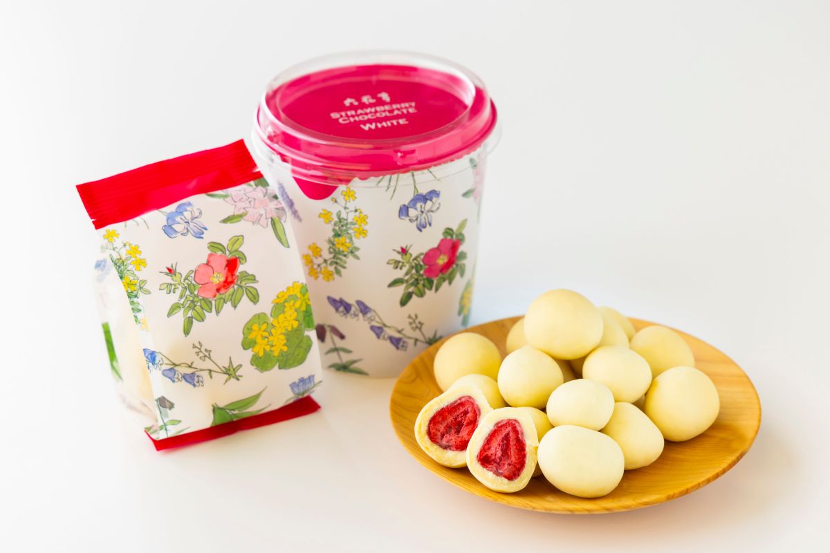 六花亭 ストロベリーチョコホワイト1箱（130g入り）700円、1袋（60g入り）330円（賞味期限約20日）