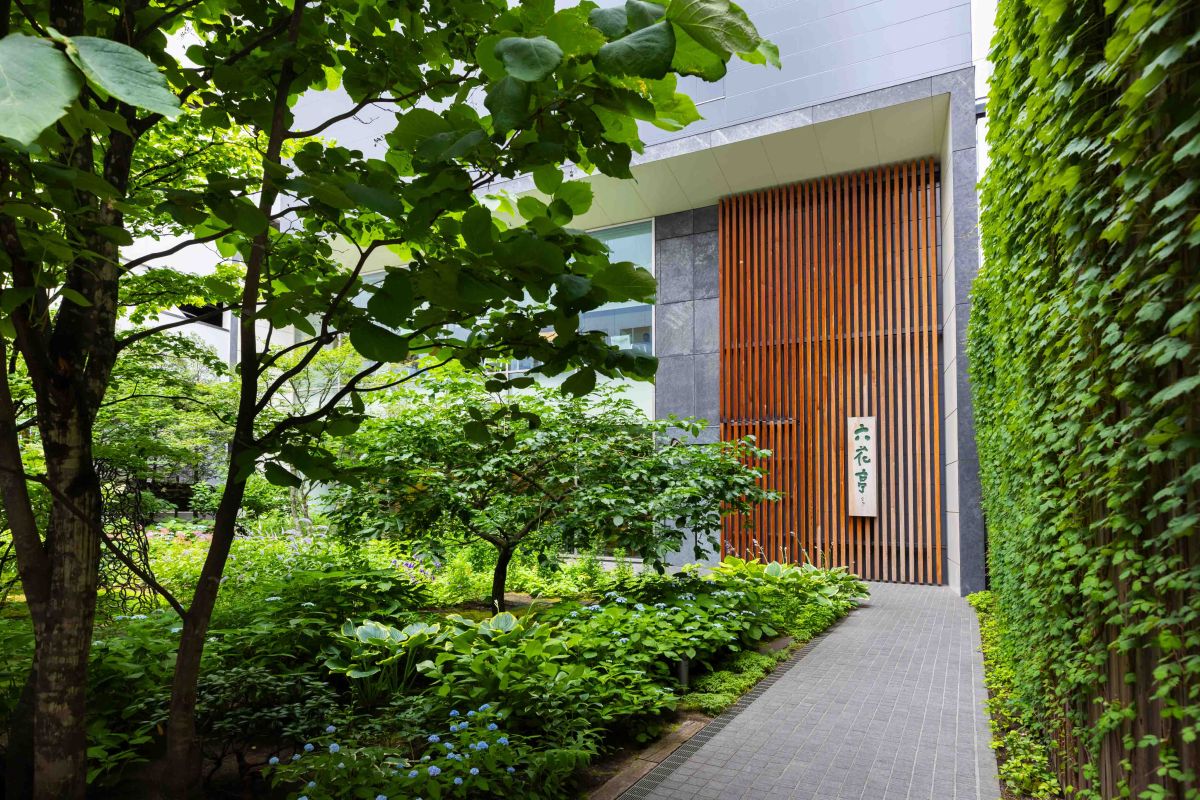 路地に面しガーデンを備えた裏玄関