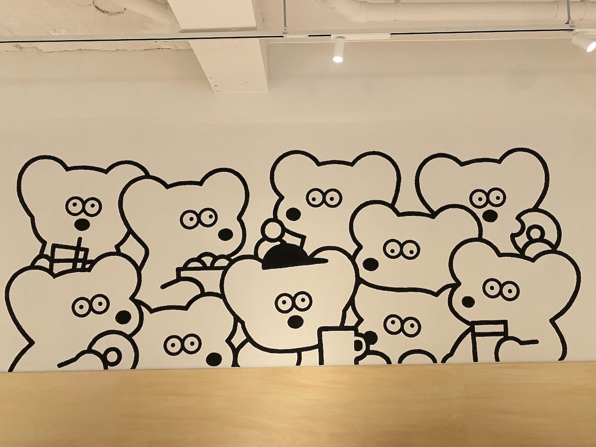 カフェで自由に過ごすANDYのウォールアート