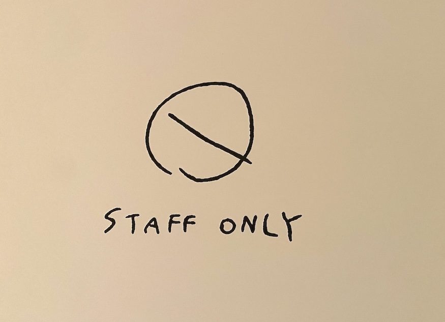 「STAFF ONLY」の手書き感がかわいい