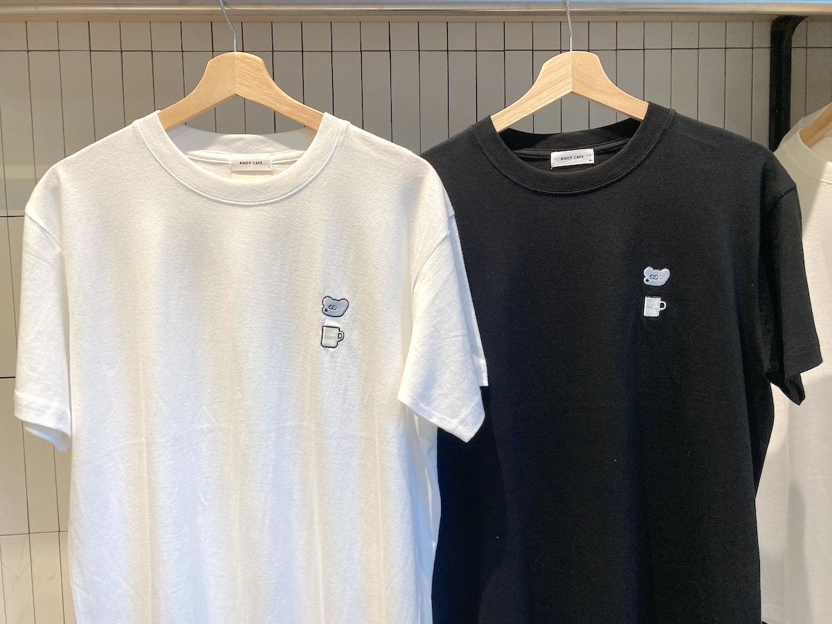 （写真左から）「Tシャツ（ホワイト、Lサイズ）」、「Tシャツ（ブラック、Lサイズ）」