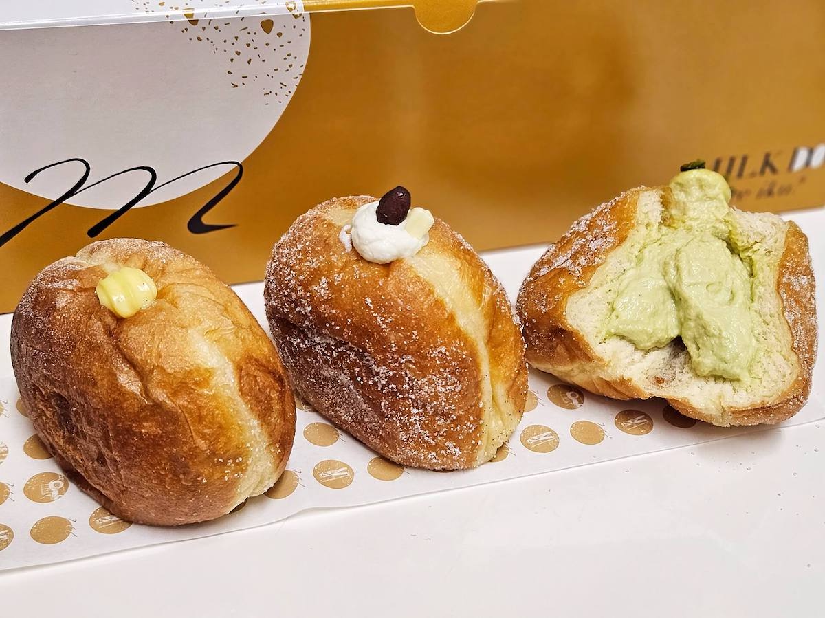 （写真左から）「自家製カスタード」350円、「幸せあんバター」370円、「ピスタチオ」470円